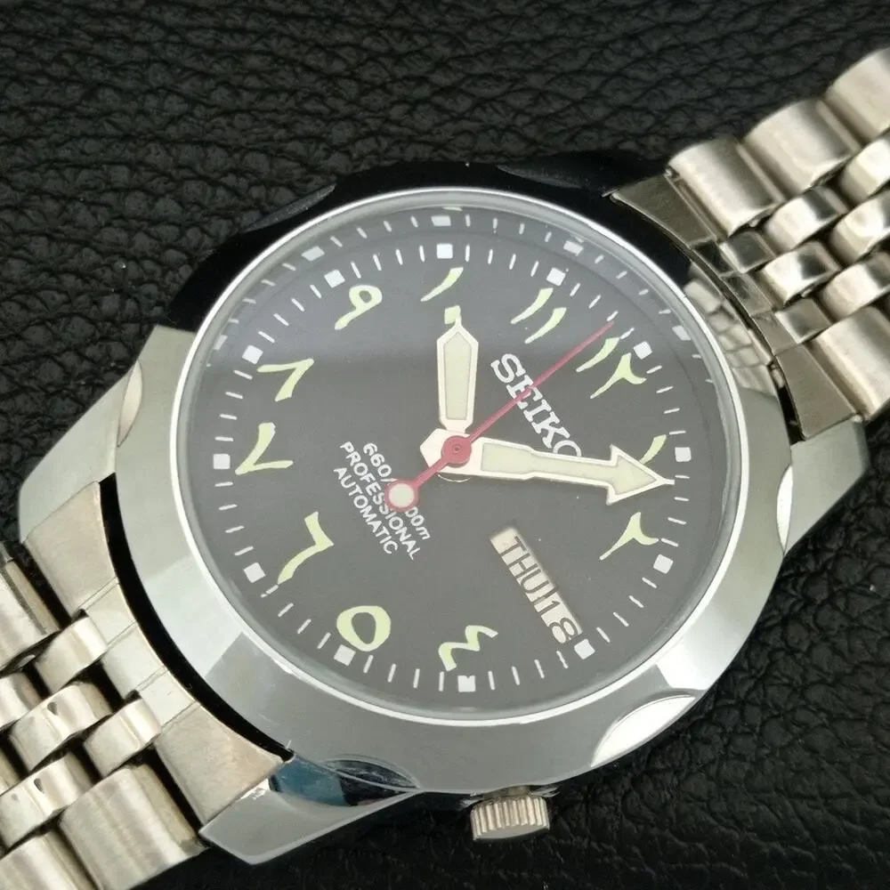 Vintage 1990 Seiko Automatic Mens Silver Watch W/daydate & White accents